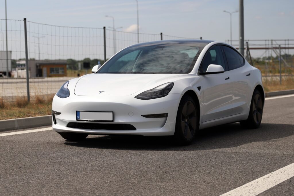 Tesla Model 3 Dual Motor AWD – prenájom elektromobilu v Bratislave
